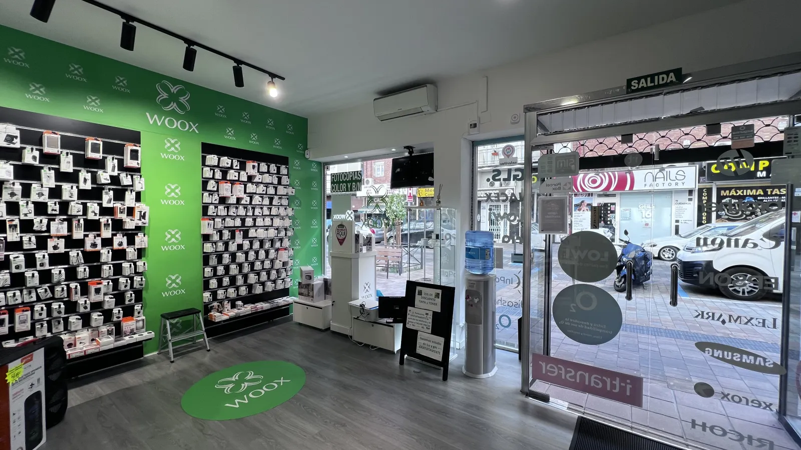 Tienda de informática y paquetería en traspaso en Madrid