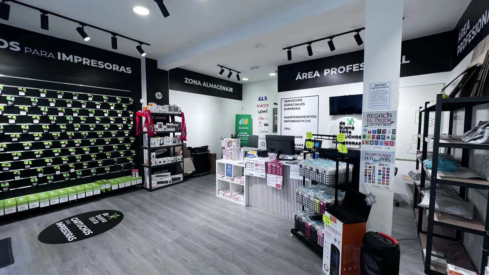Tienda de informática y paquetería en traspaso en Madrid
