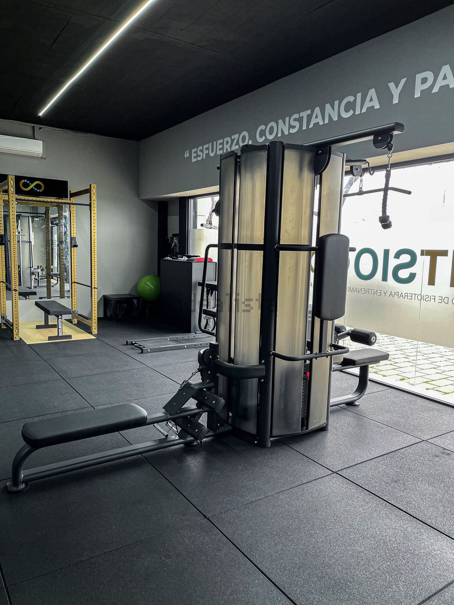 Traspaso de centro de entrenamiento en Calle de la Mar jonica, Badalona