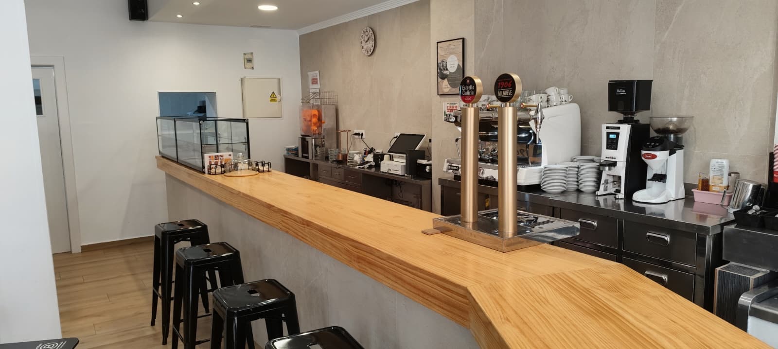 Traspaso de cafetería en Hort dels Frares 55, Alzira