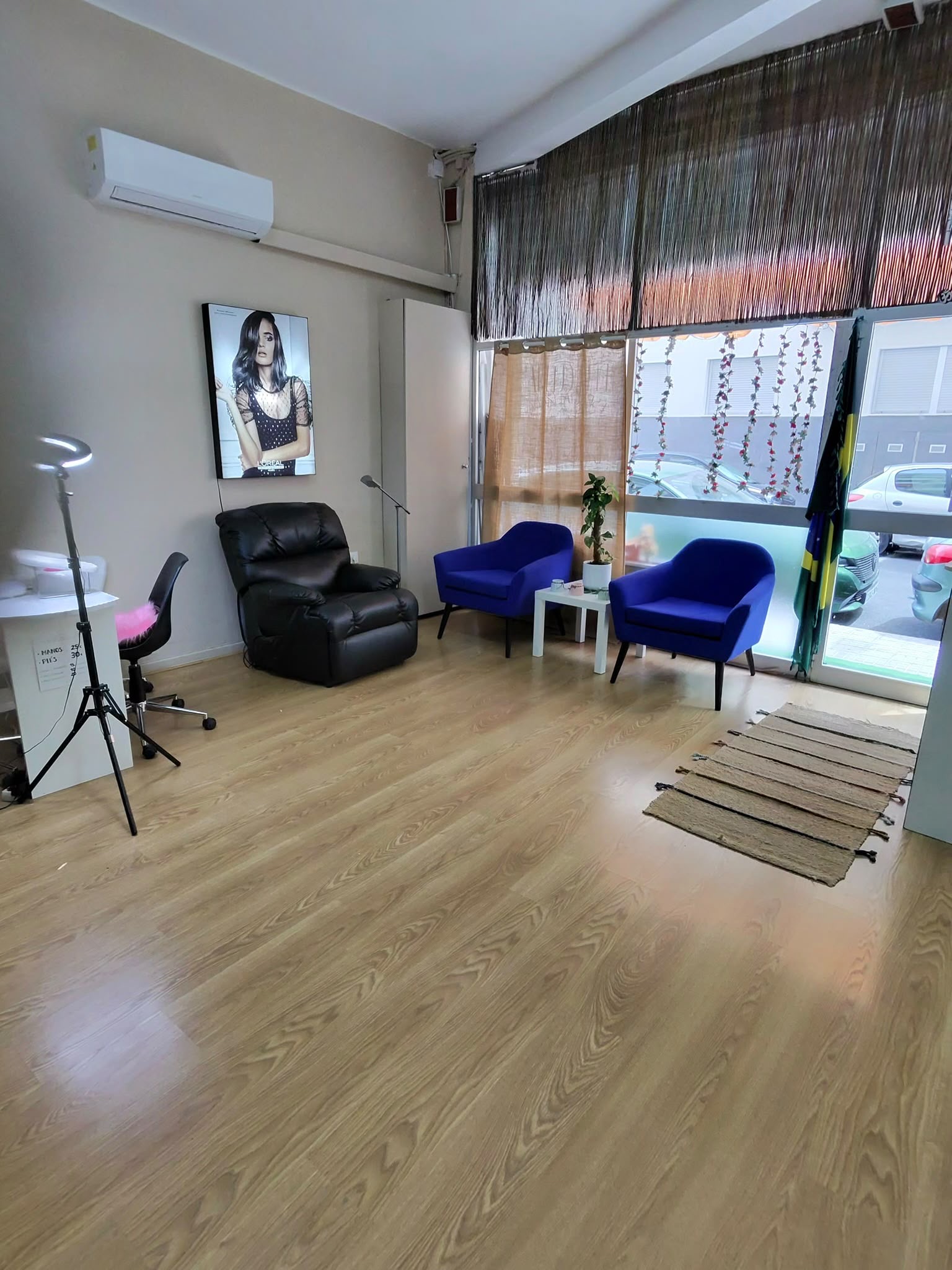 Hair and beauty salon for transfer on Pons i Gallarza, Palma