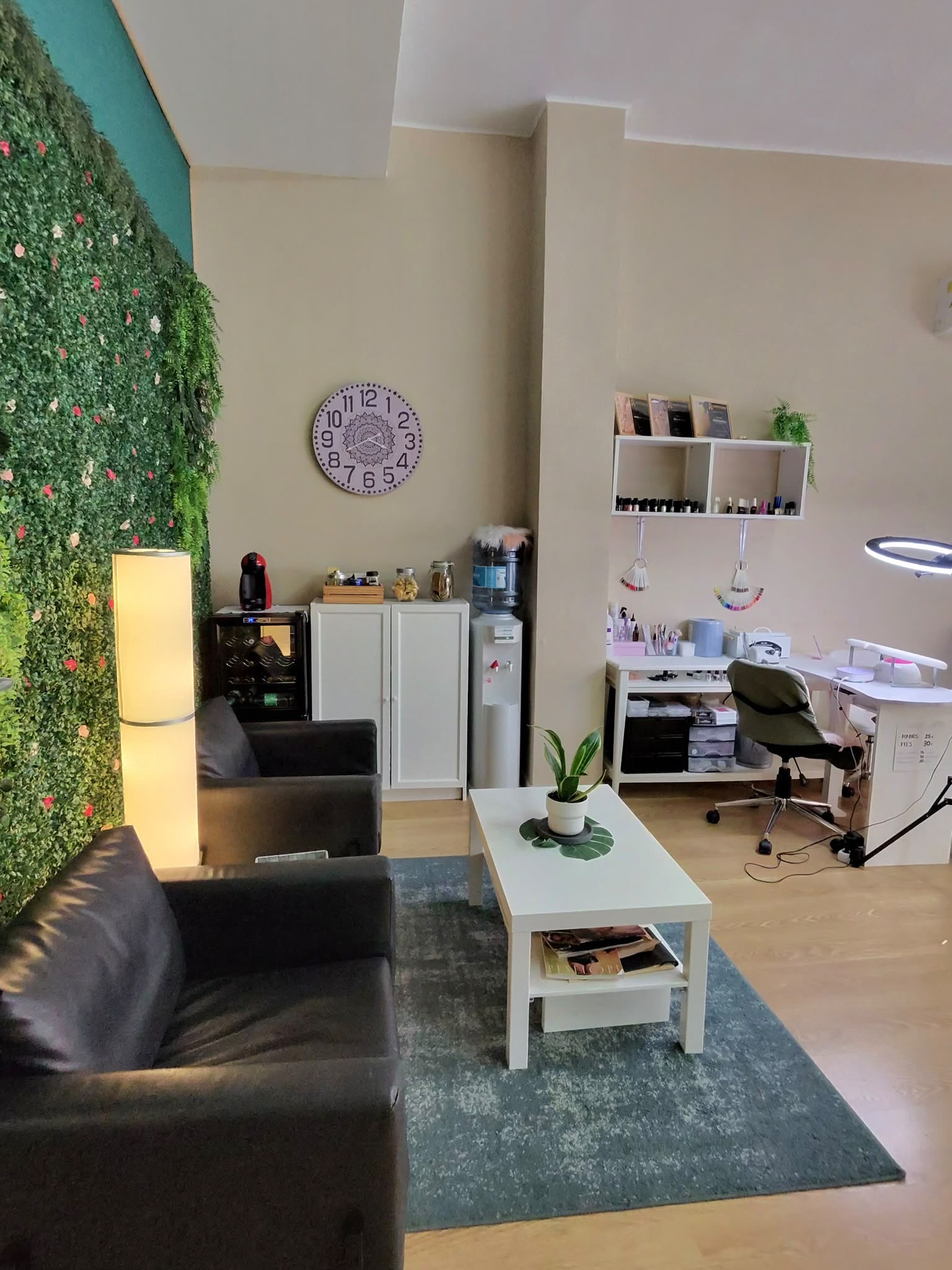 Hair and beauty salon for transfer on Pons i Gallarza, Palma