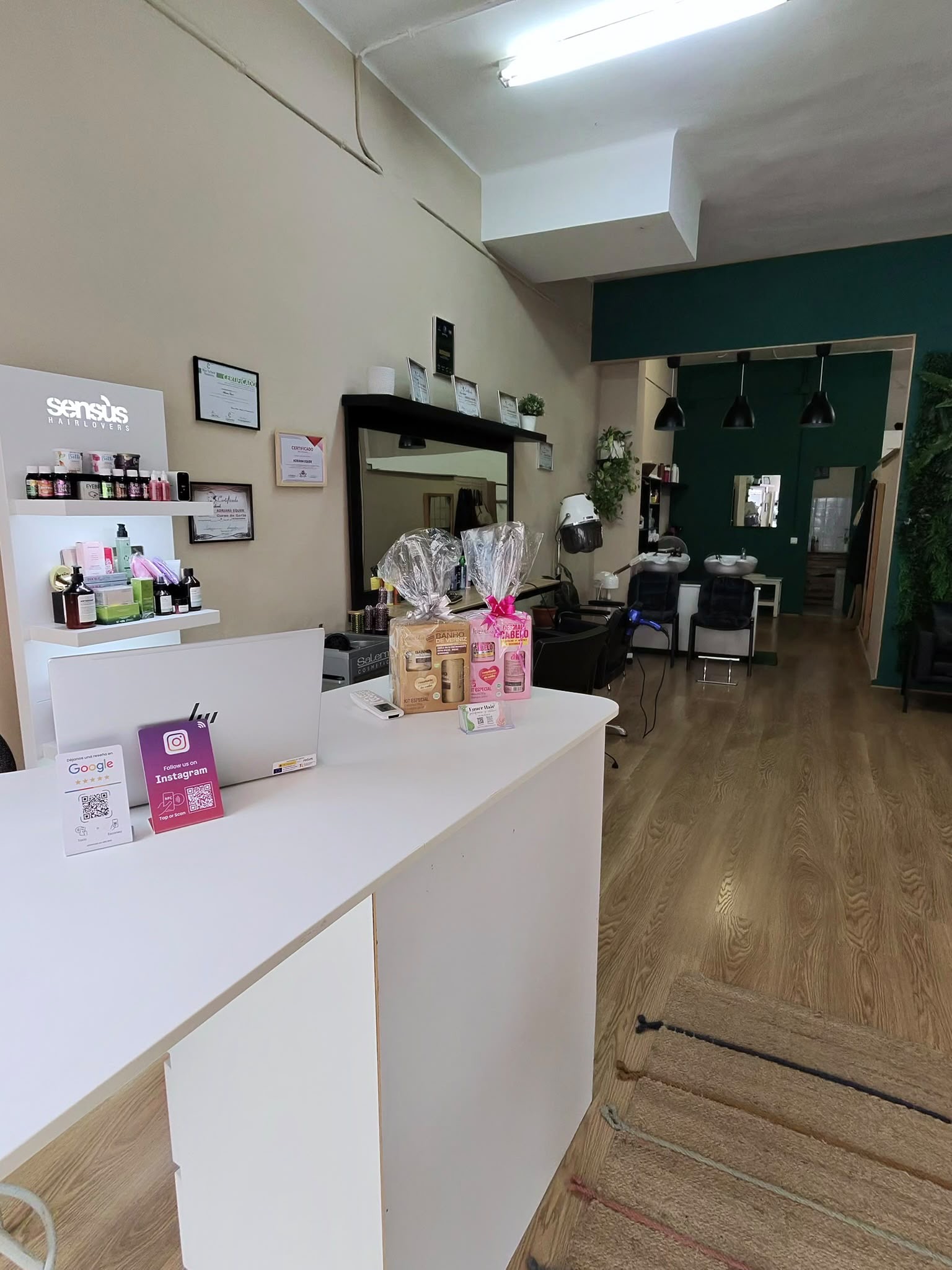 Hair and beauty salon for transfer on Pons i Gallarza, Palma