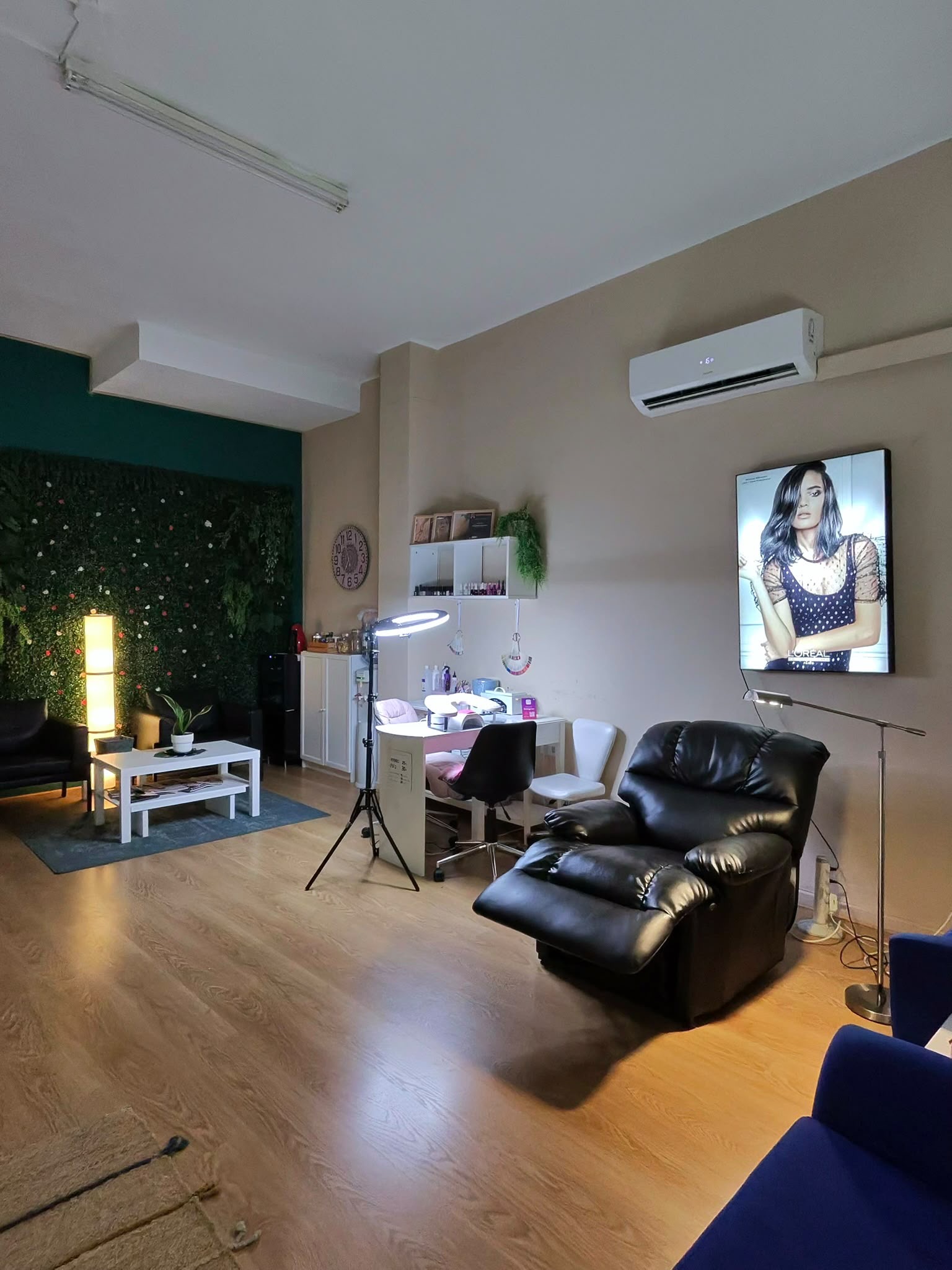 Hair and beauty salon for transfer on Pons i Gallarza, Palma