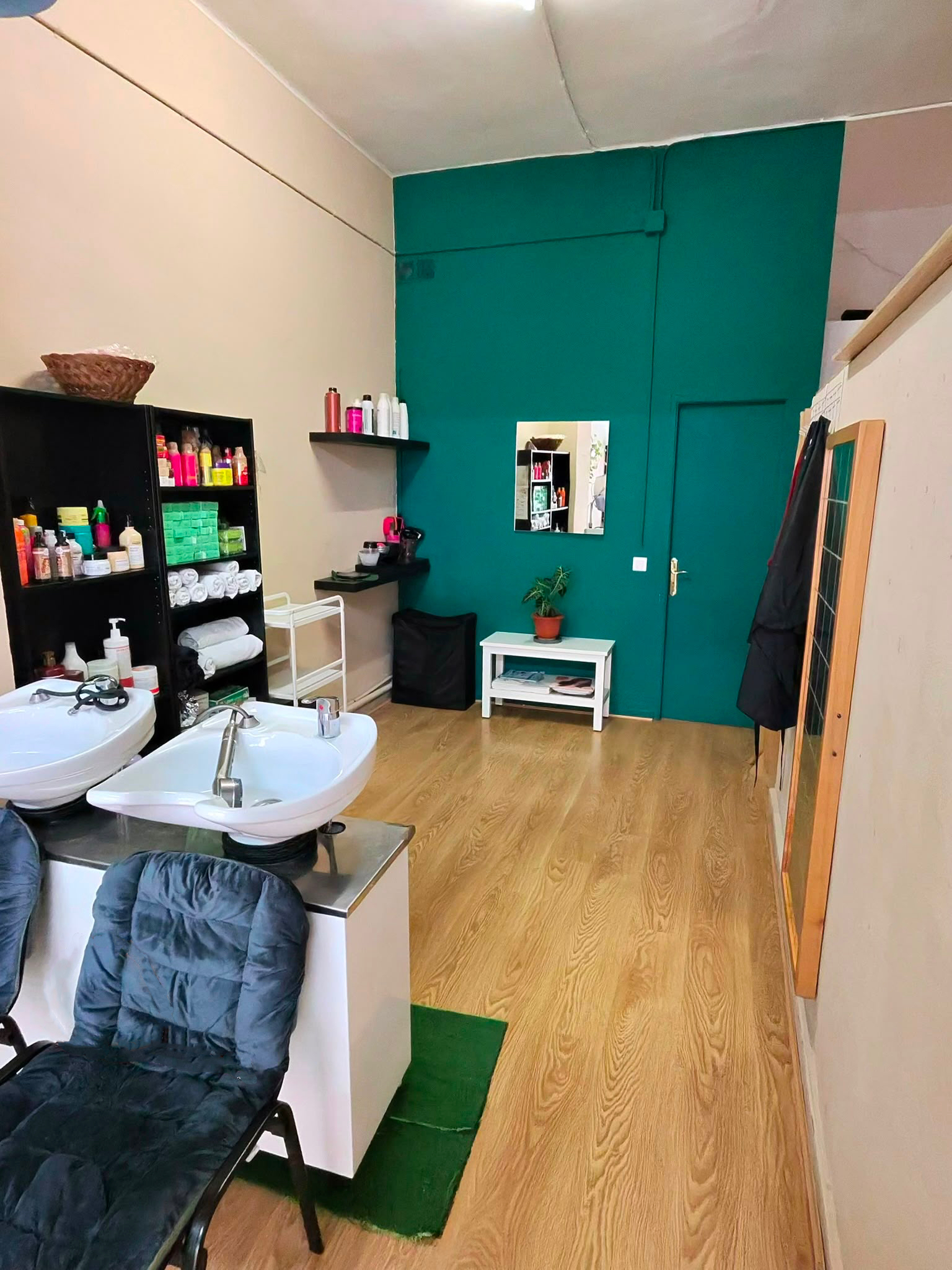 Hair and beauty salon for transfer on Pons i Gallarza, Palma