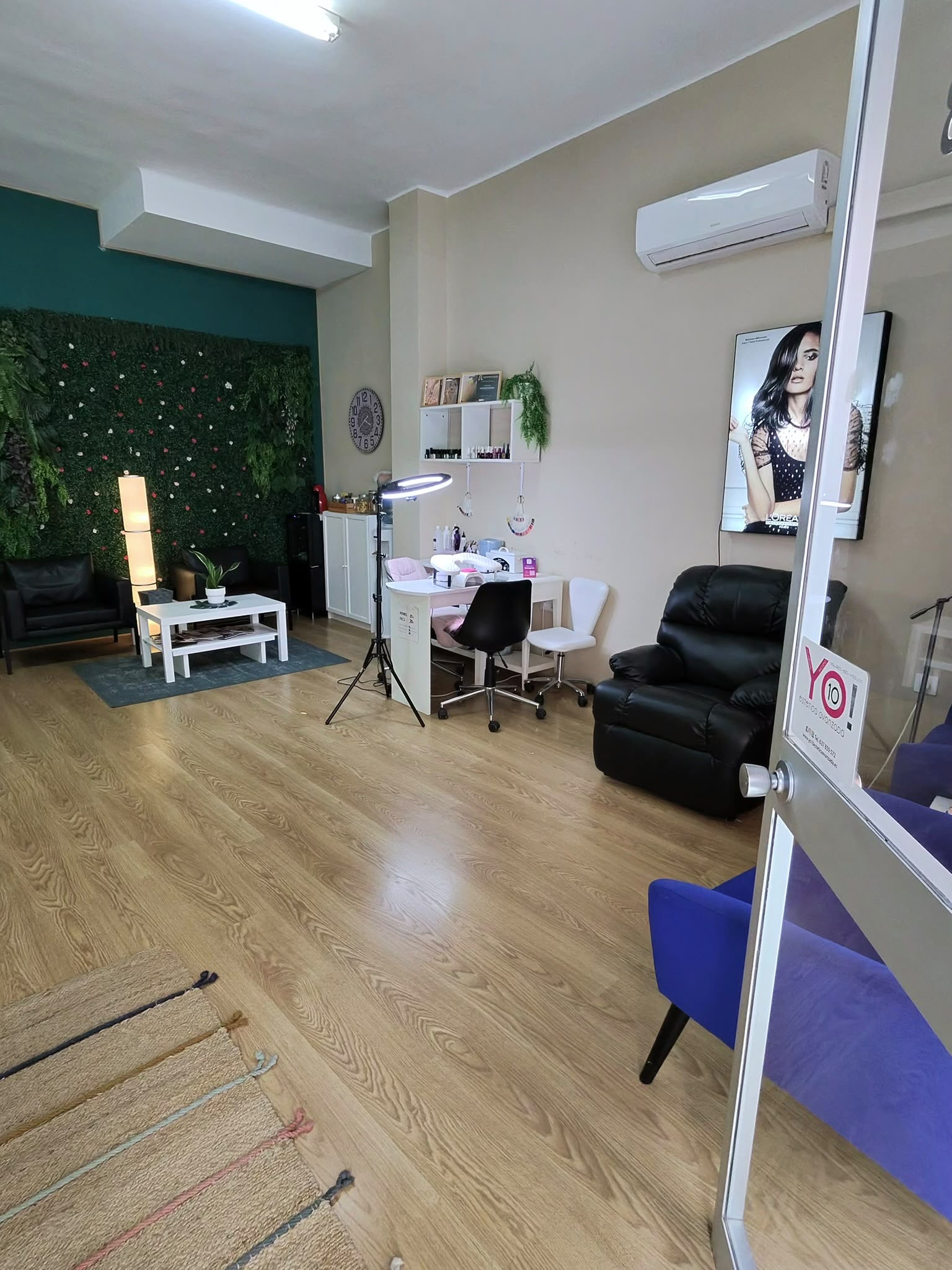 Hair and beauty salon for transfer on Pons i Gallarza, Palma