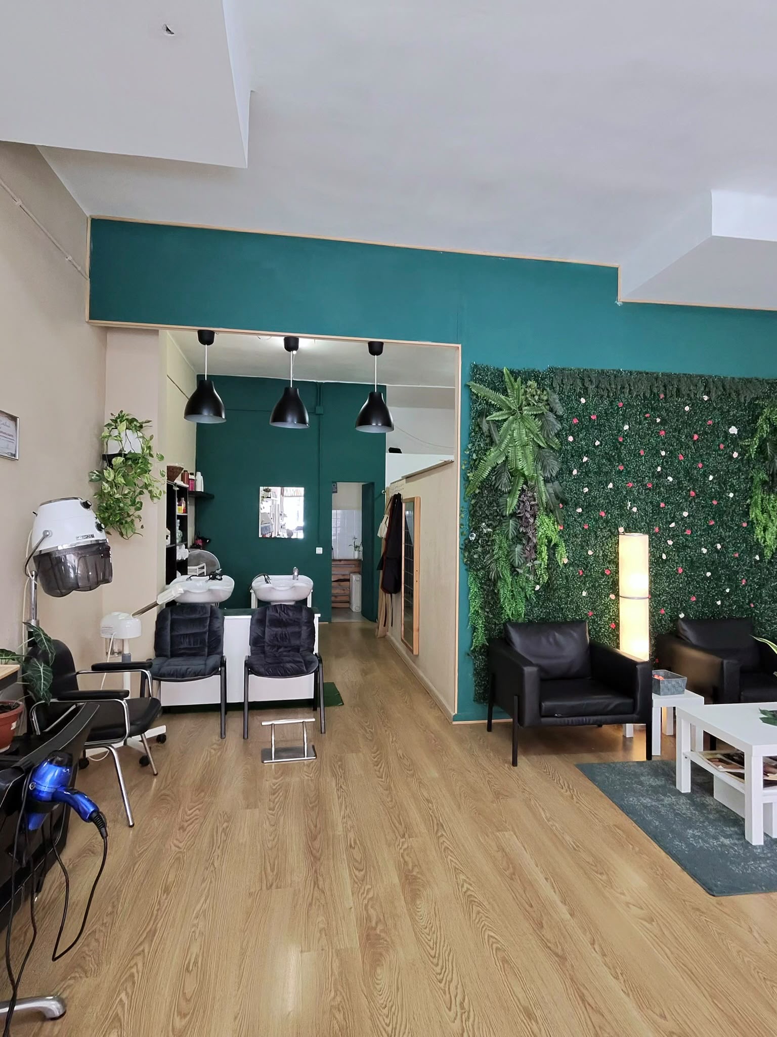 Hair and beauty salon for transfer on Pons i Gallarza, Palma