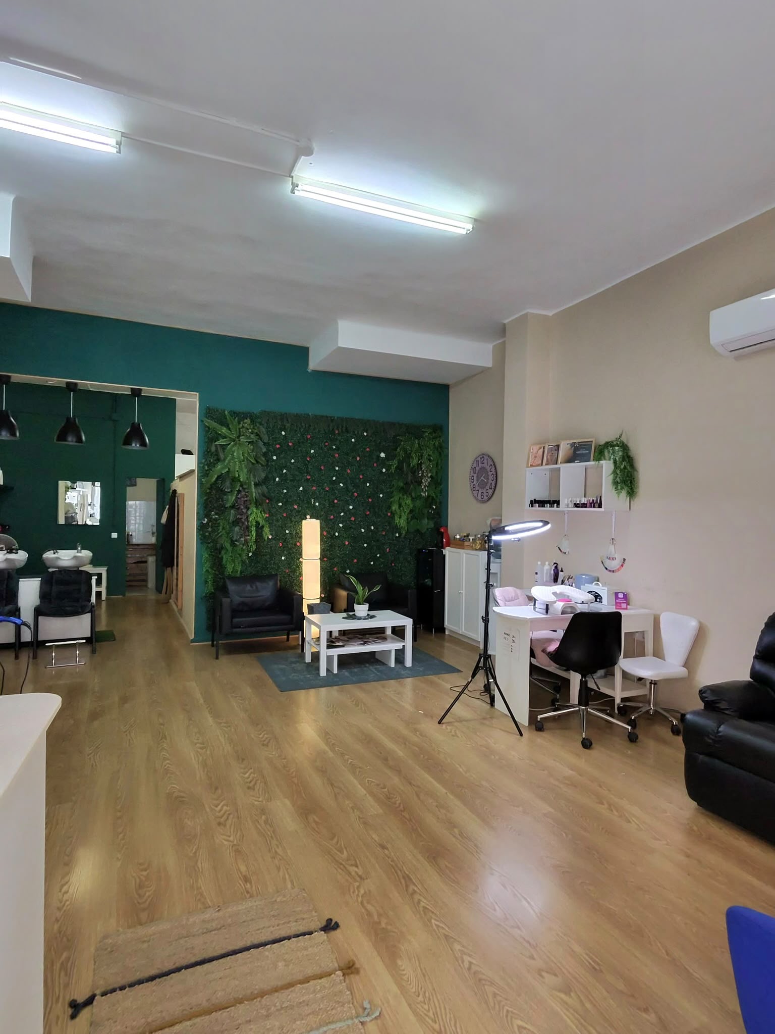 Hair and beauty salon for transfer on Pons i Gallarza, Palma