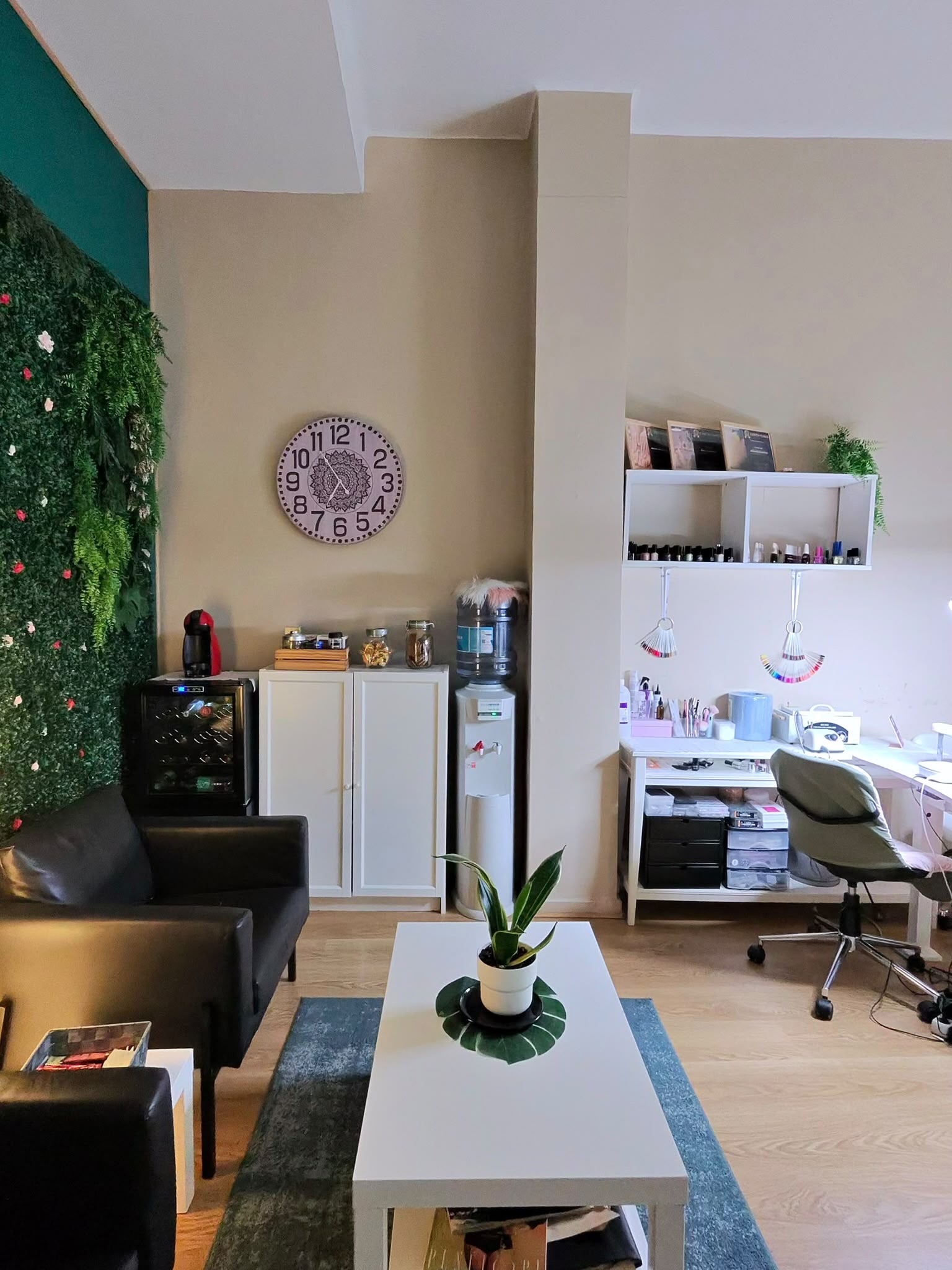Hair and beauty salon for transfer on Pons i Gallarza, Palma
