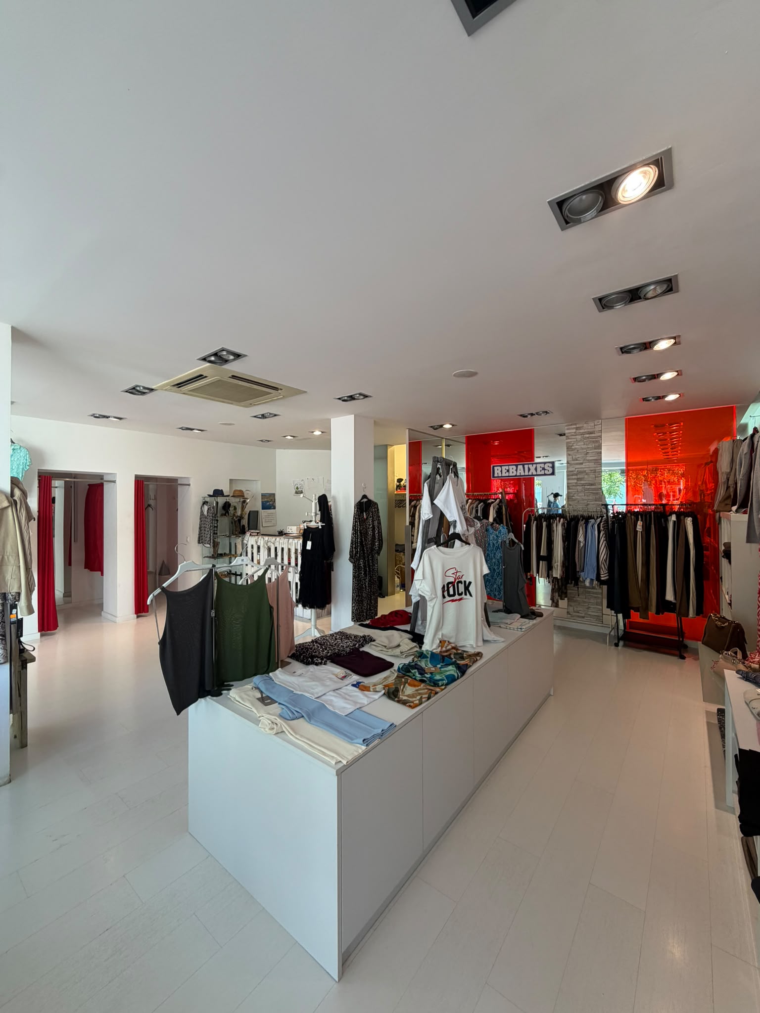Traspaso de tienda de ropa en plaça Llevant, Roses