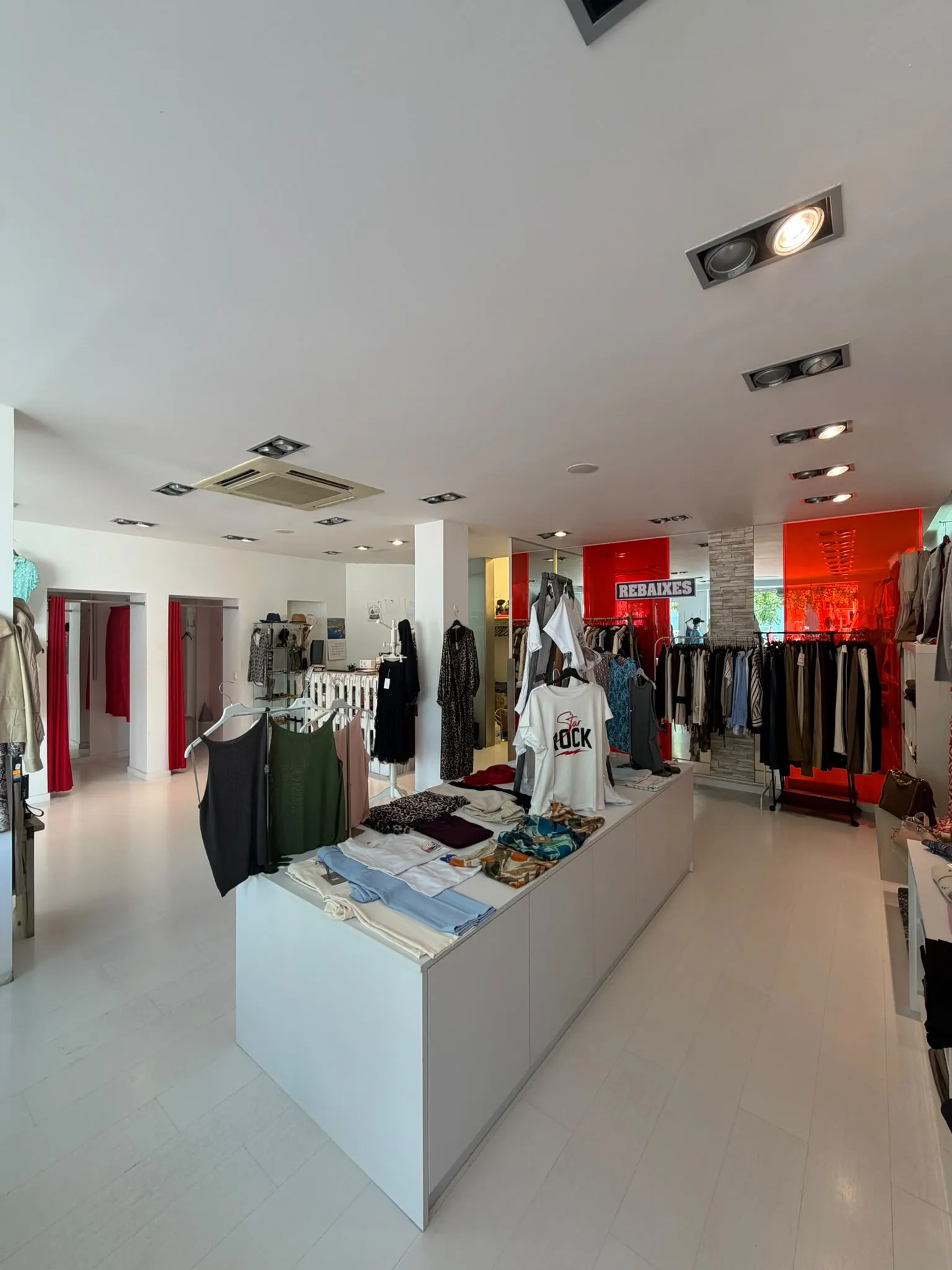 Traspaso de tienda de ropa en plaça Llevant, Roses