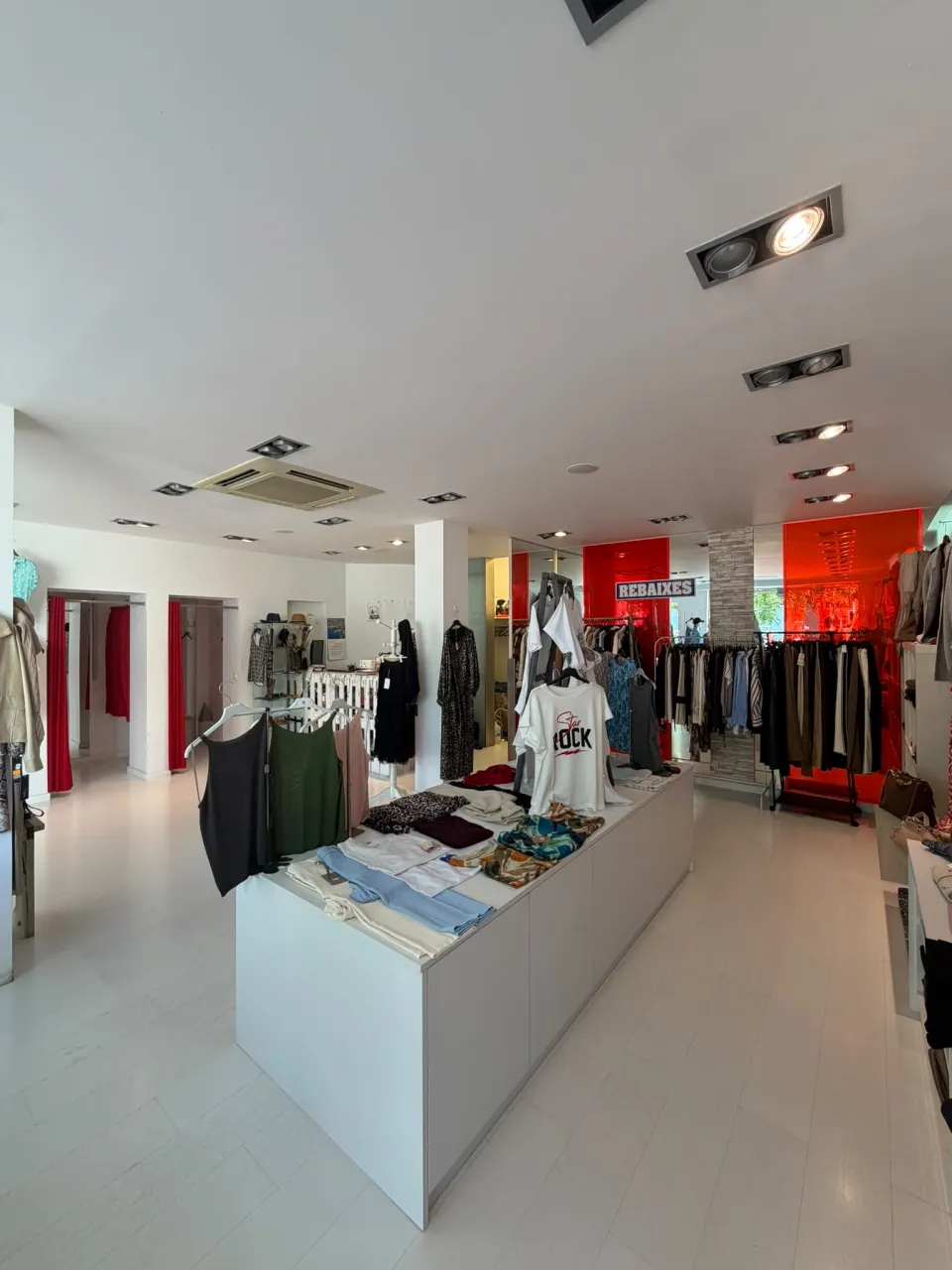 Traspaso de tienda de ropa en plaça Llevant, Roses