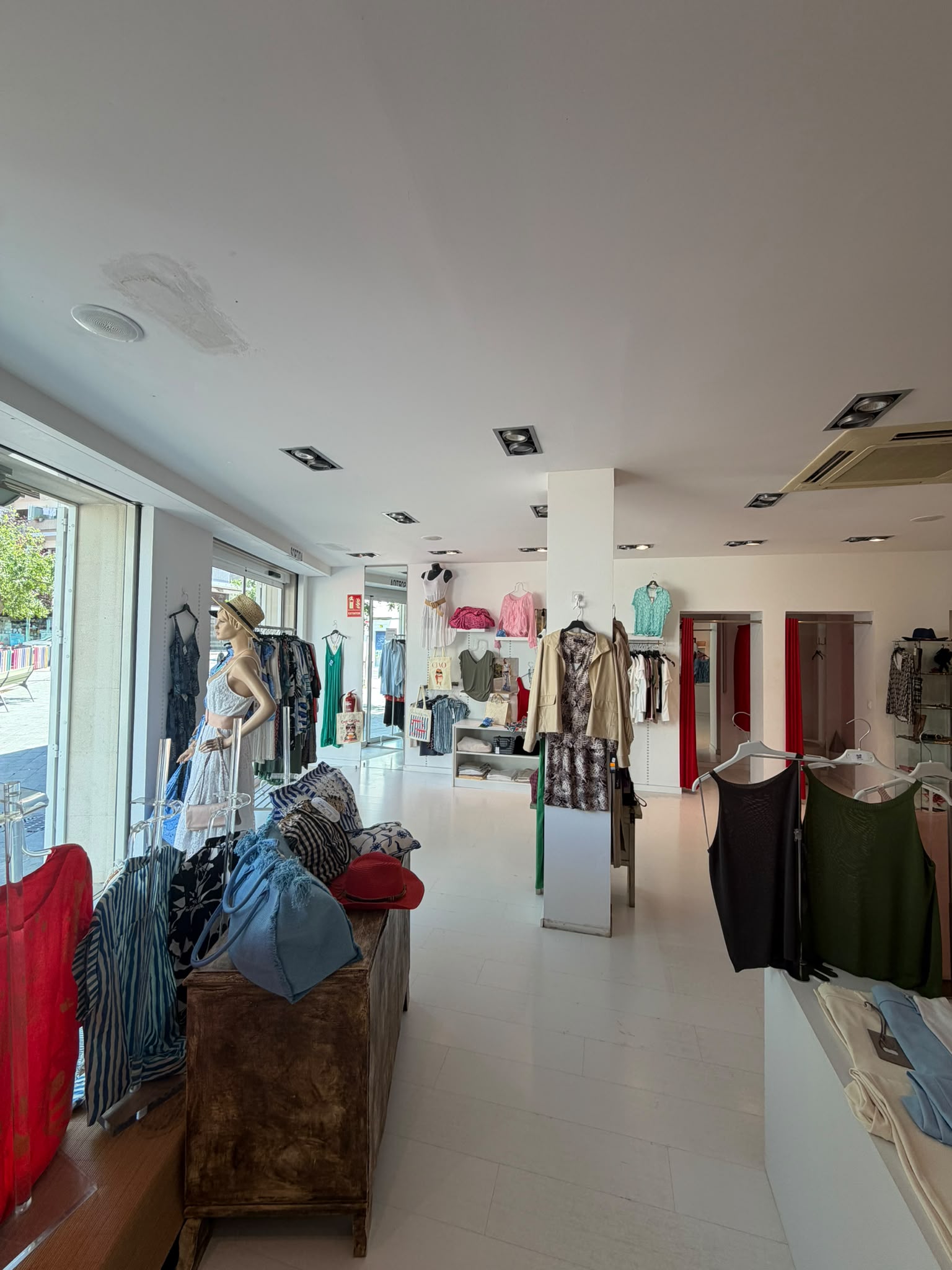Traspaso de tienda de ropa en plaça Llevant, Roses