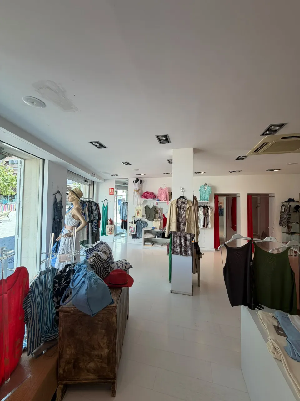Traspaso de tienda de ropa en plaça Llevant, Roses