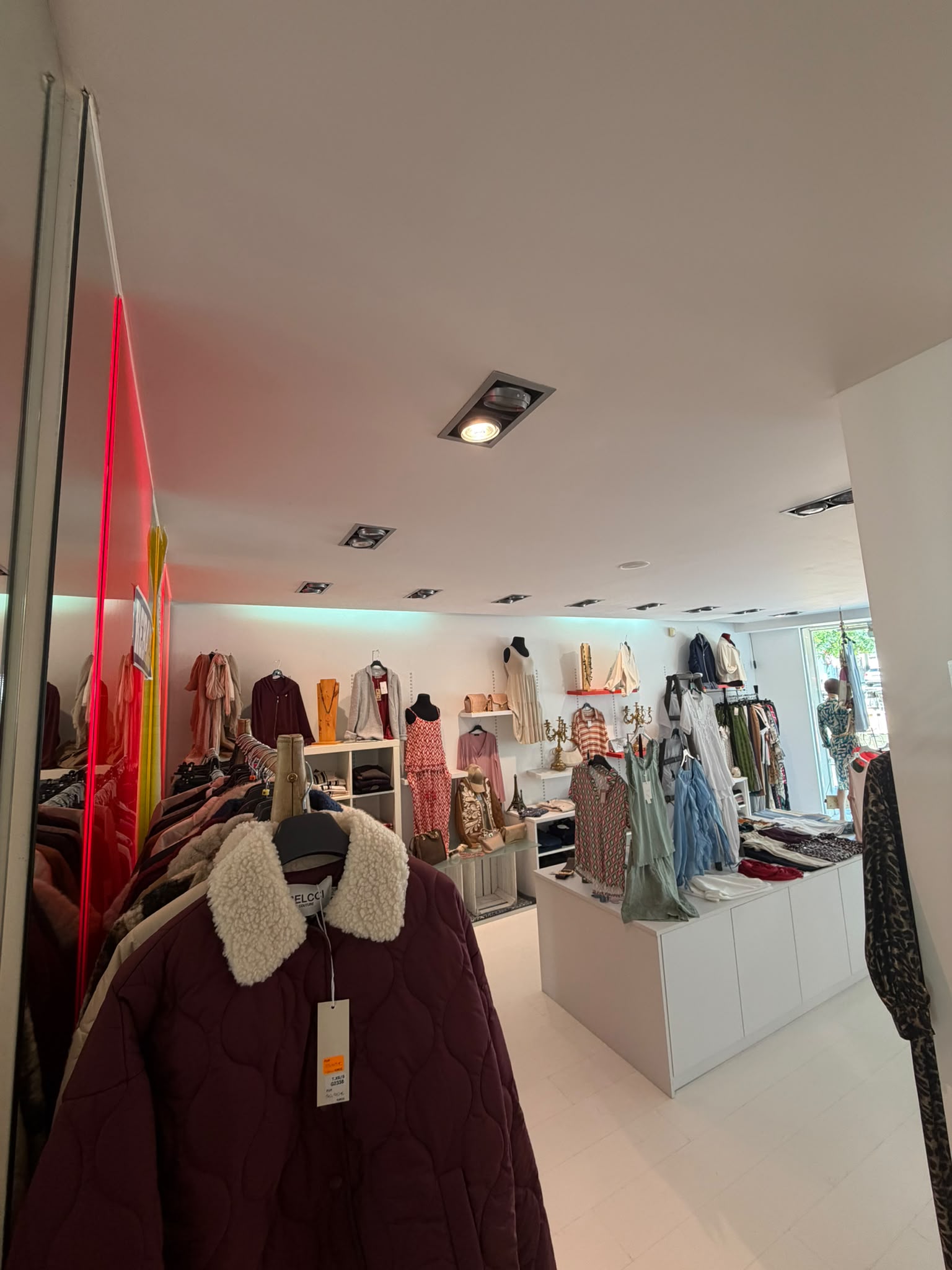 Traspaso de tienda de ropa en plaça Llevant, Roses