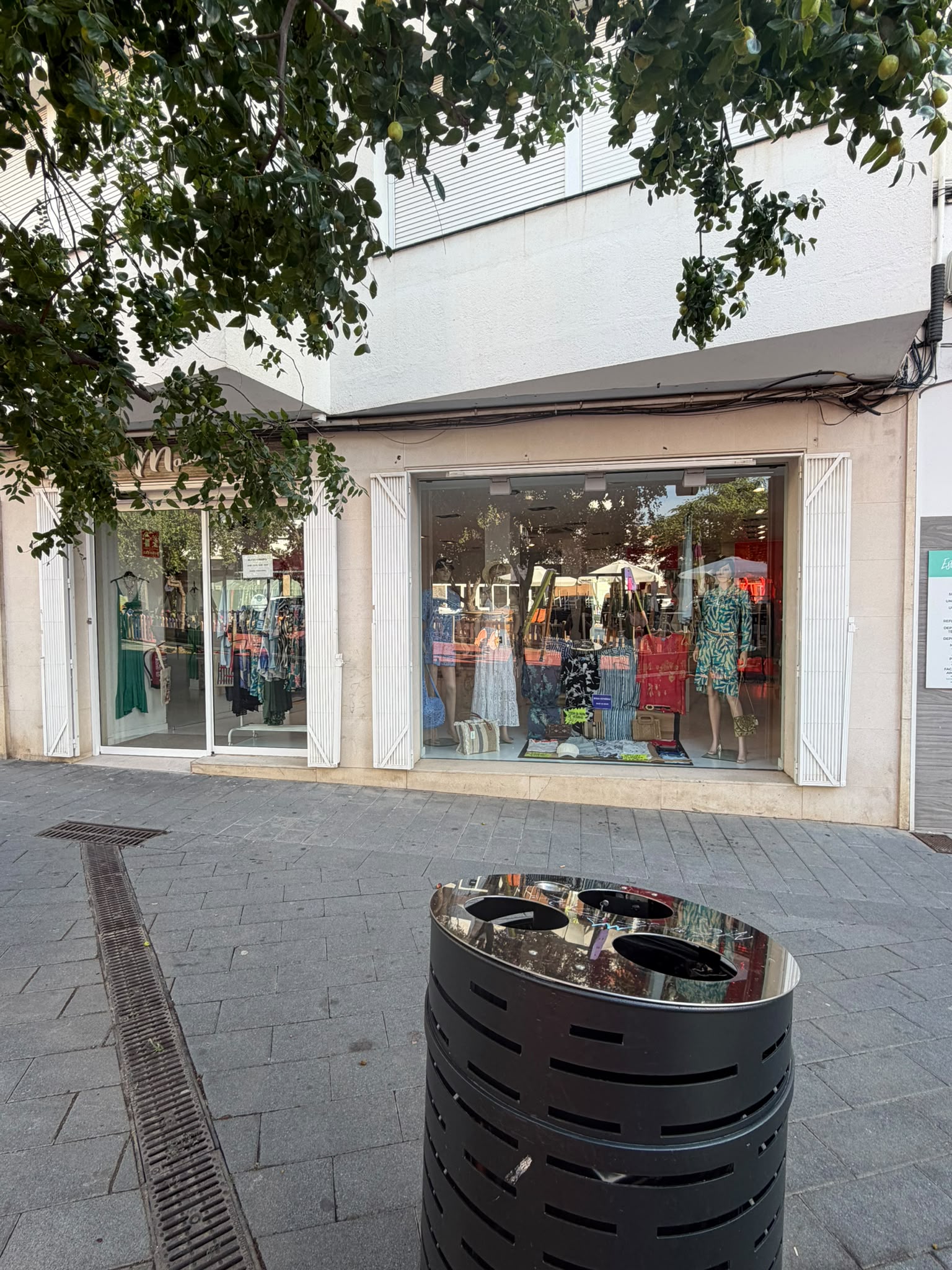 Traspaso de tienda de ropa en plaça Llevant, Roses