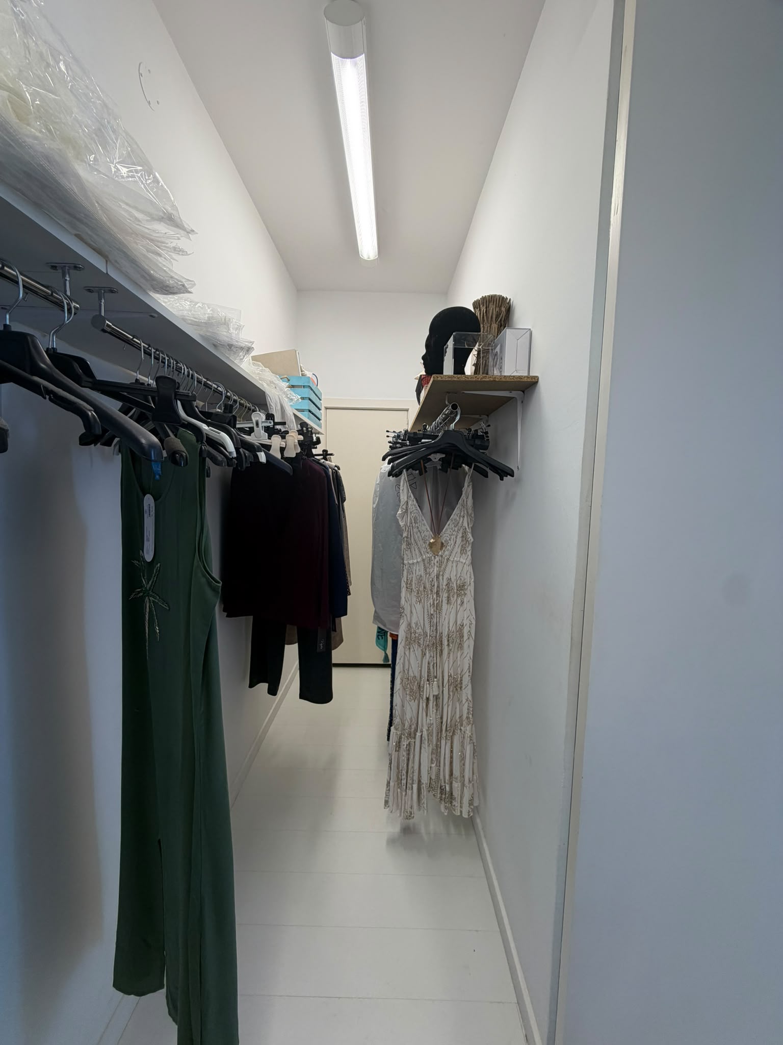 Traspaso de tienda de ropa en plaça Llevant, Roses