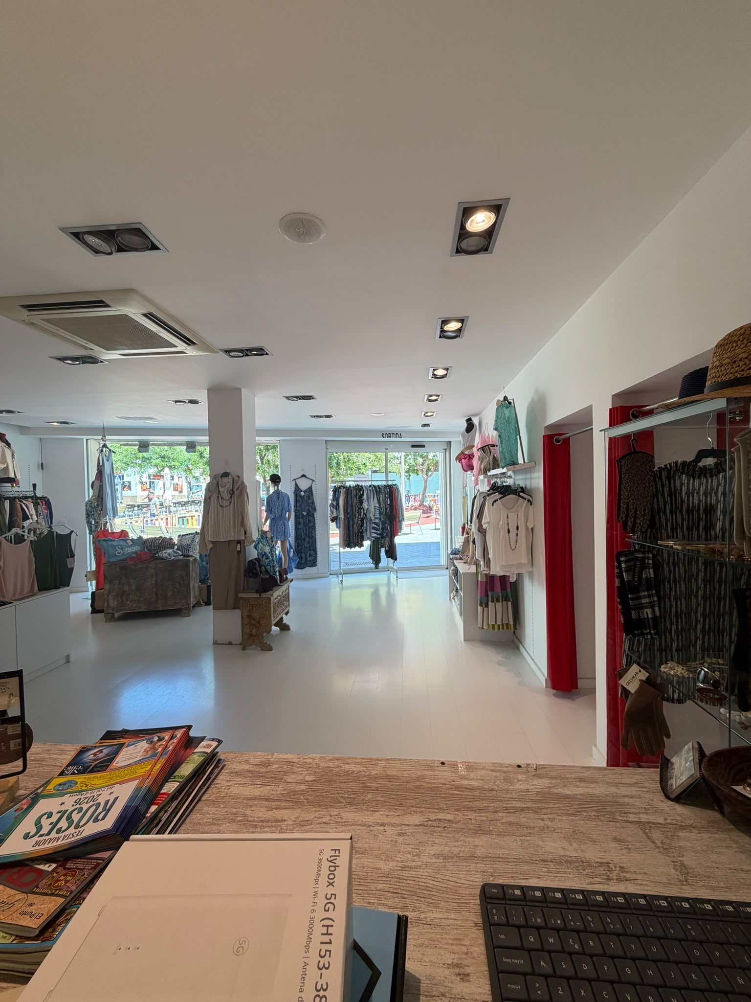 Traspaso de tienda de ropa en plaça Llevant, Roses