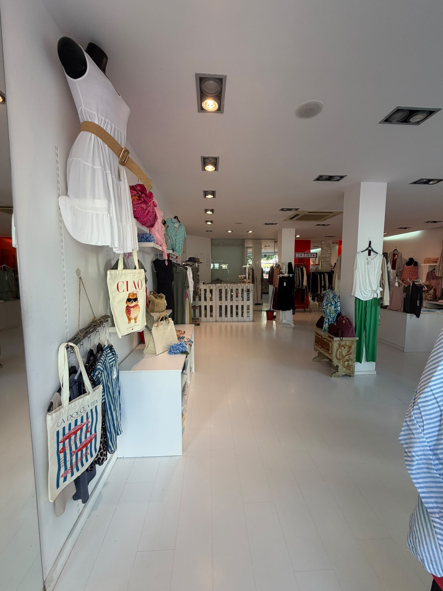 Traspaso de tienda de ropa en plaça Llevant, Roses