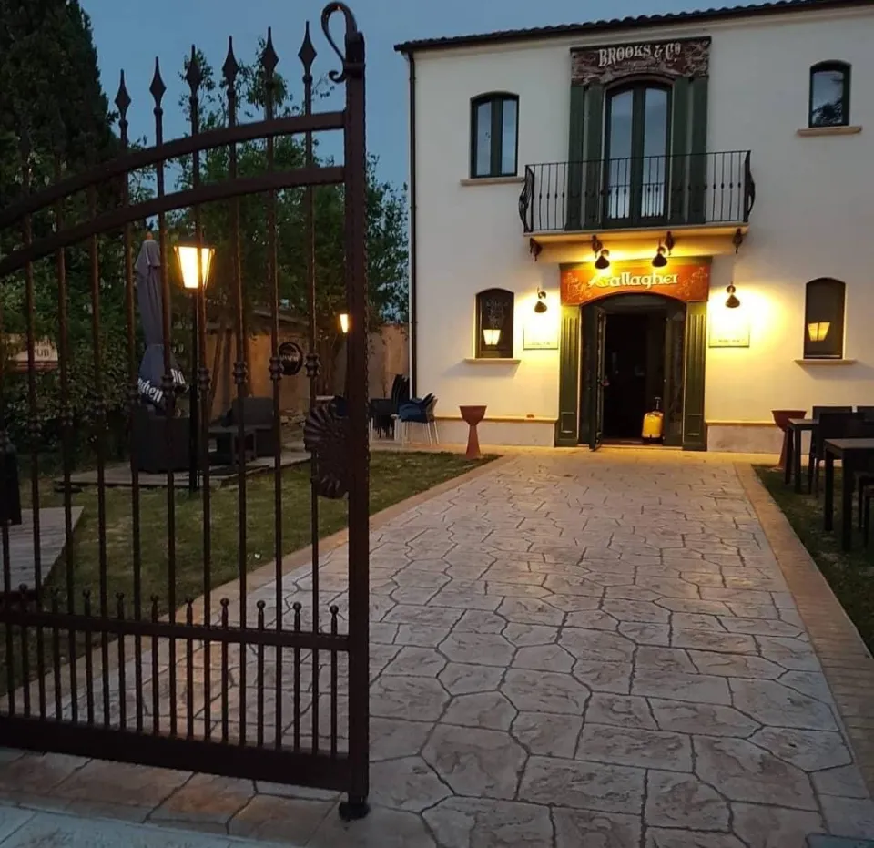 Venta de pub irlandés en via Padre Pio, Sant'Elia a Pianisi
