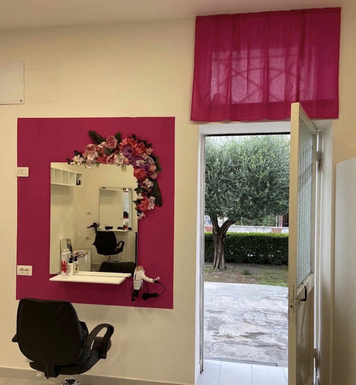 Hair salon for transfer in Striano, Italy