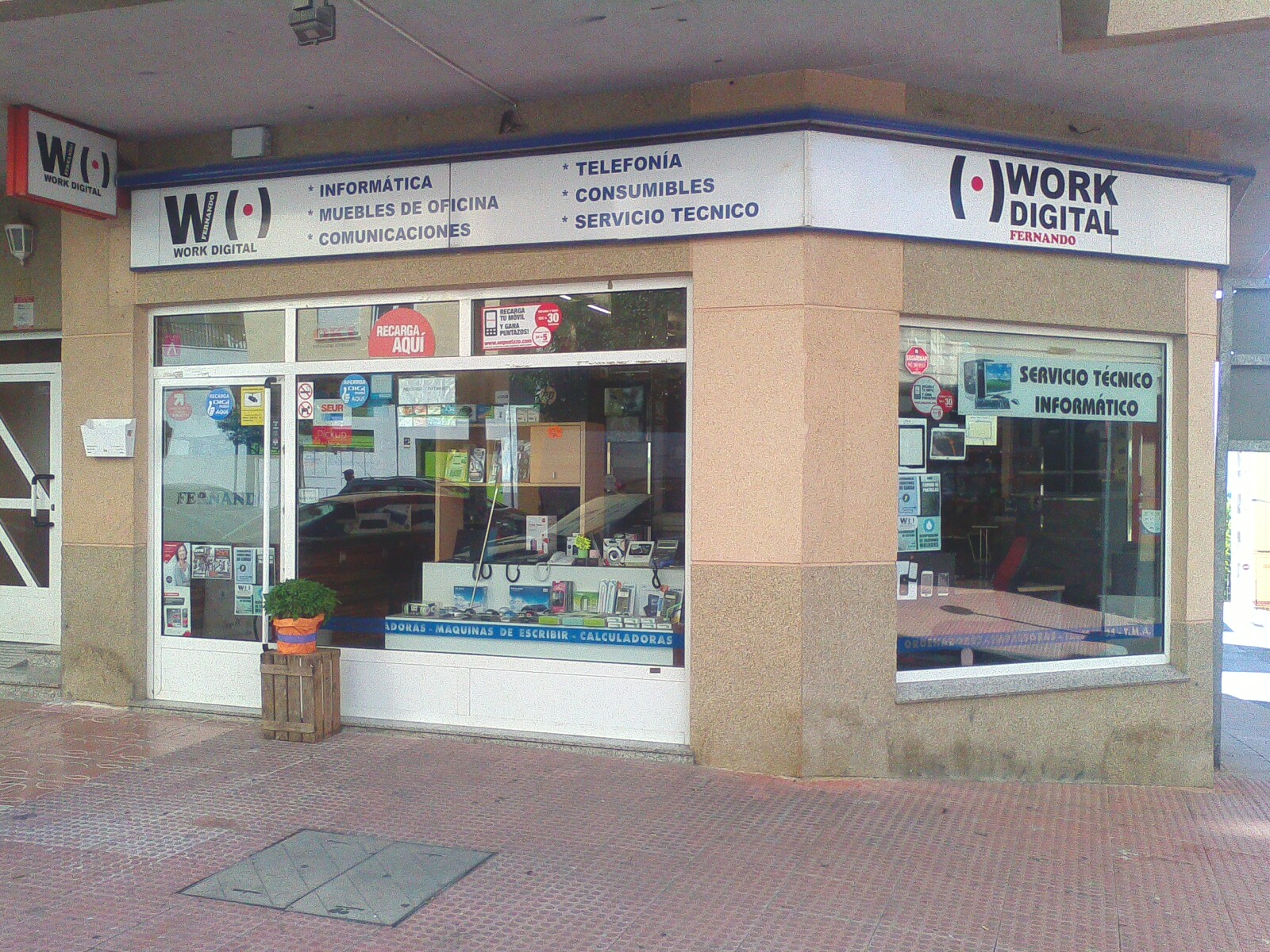 Cessione di negozio di informatica e telefonia in Avenida La Paz, Onil