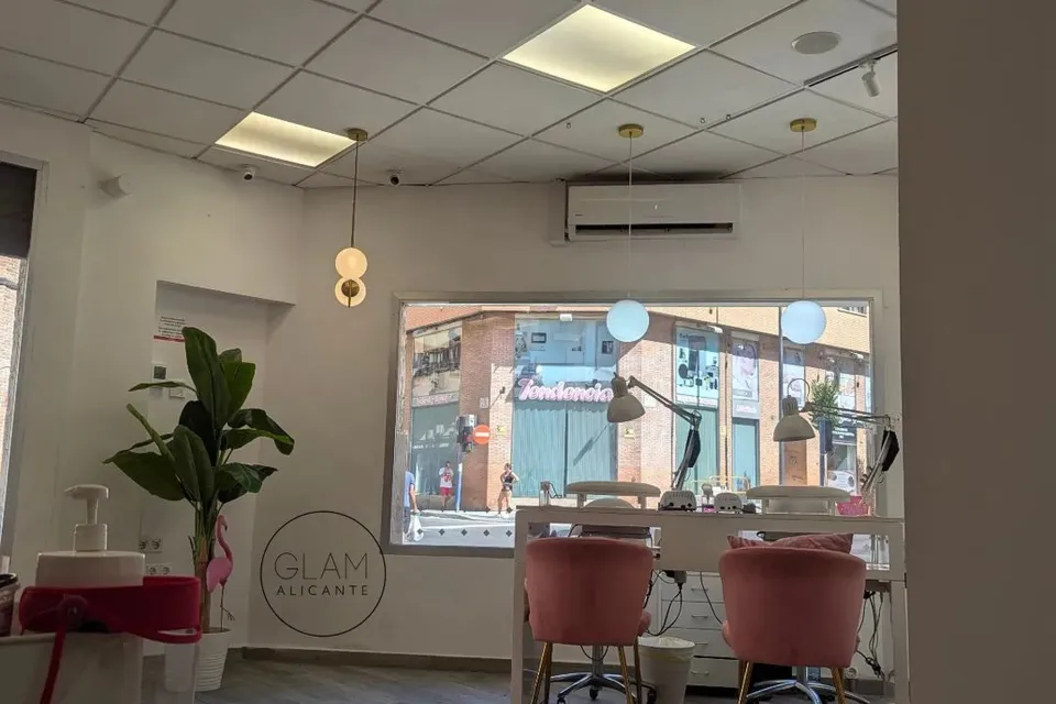 Traspaso de salón de manicura y estética en Calle Jaime Segarra, Alicante