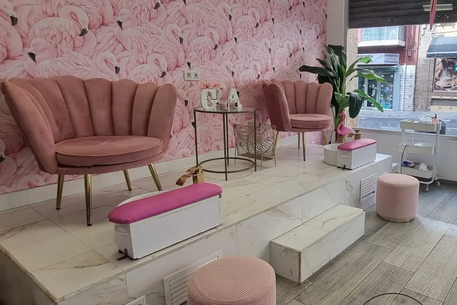 Traspaso de salón de manicura y estética en Calle Jaime Segarra, Alicante