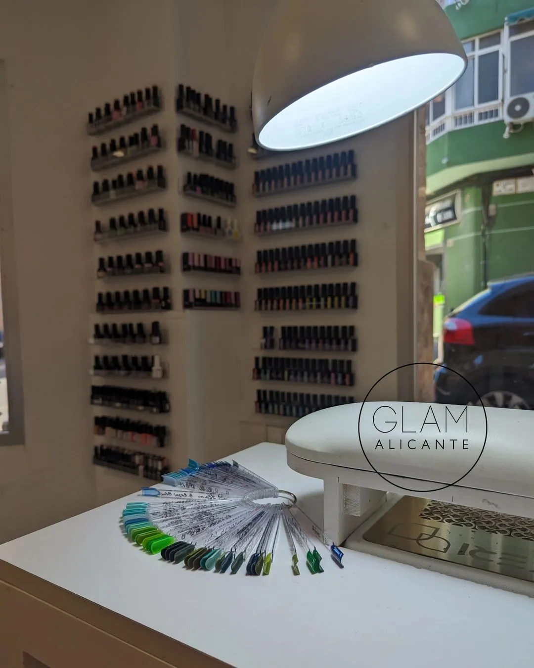 Traspaso de salón de manicura y estética en Calle Jaime Segarra, Alicante