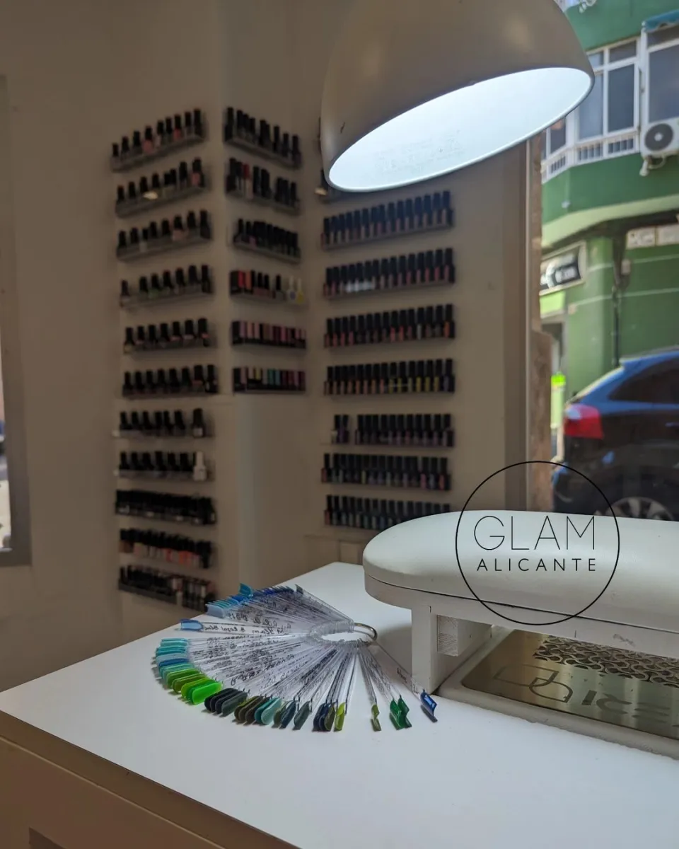Traspaso de salón de manicura y estética en Calle Jaime Segarra, Alicante