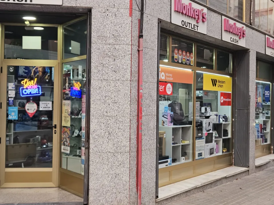 Traspaso de tienda de electrodomésticos y electrónica en Carrer Cristóbal Sanz, Elche