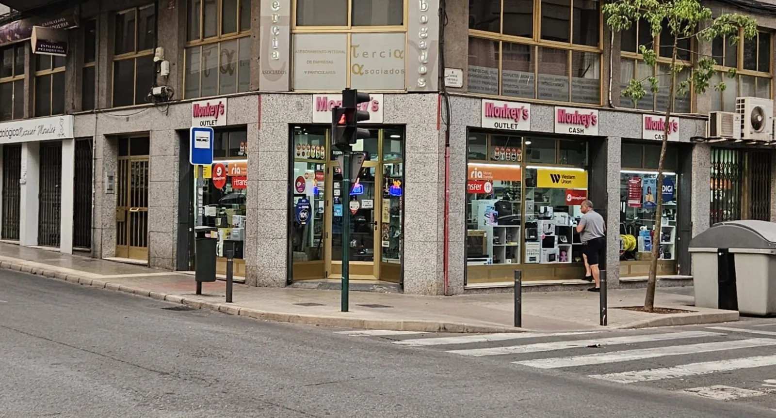 Traspaso de tienda de electrodomésticos y electrónica en Carrer Cristóbal Sanz, Elche