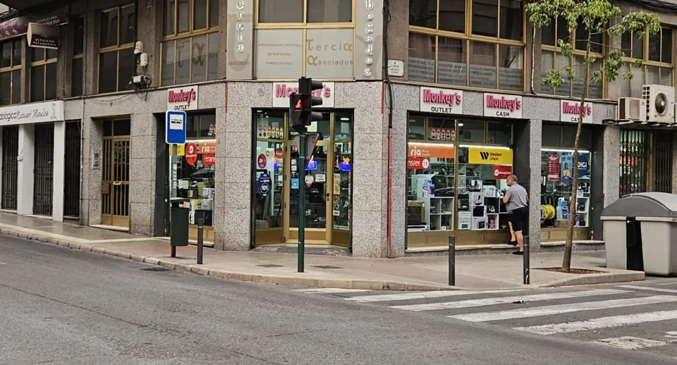 Traspaso de tienda de electrodomésticos y electrónica en Carrer Cristóbal Sanz, Elche