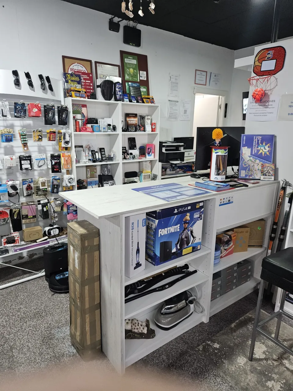 Traspaso de tienda de electrodomésticos y electrónica en Carrer Cristóbal Sanz, Elche