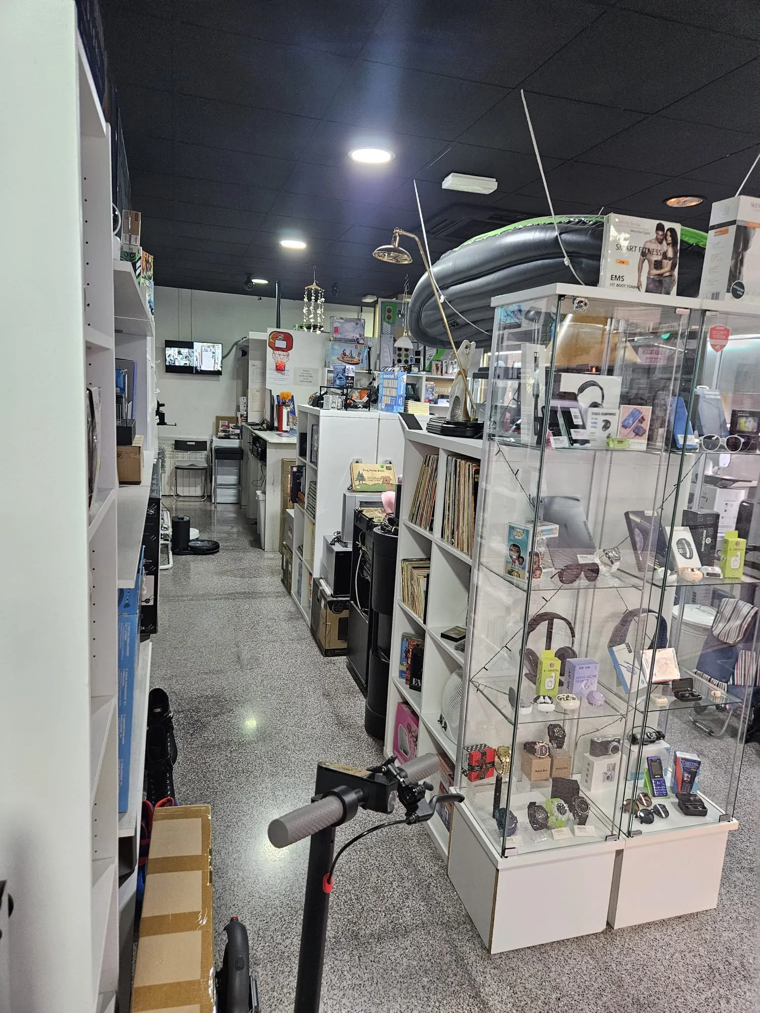 Traspaso de tienda de electrodomésticos y electrónica en Carrer Cristóbal Sanz, Elche