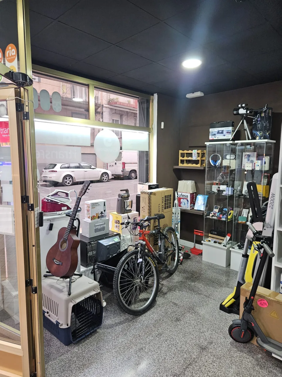 Traspaso de tienda de electrodomésticos y electrónica en Carrer Cristóbal Sanz, Elche