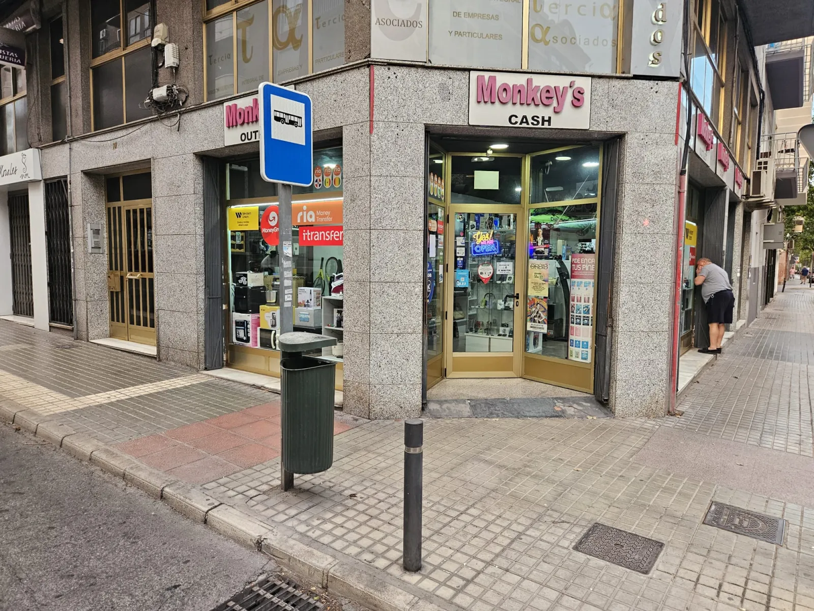 Traspaso de tienda de electrodomésticos y electrónica en Carrer Cristóbal Sanz, Elche