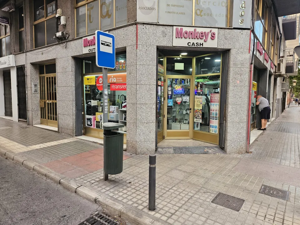 Traspaso de tienda de electrodomésticos y electrónica en Carrer Cristóbal Sanz, Elche
